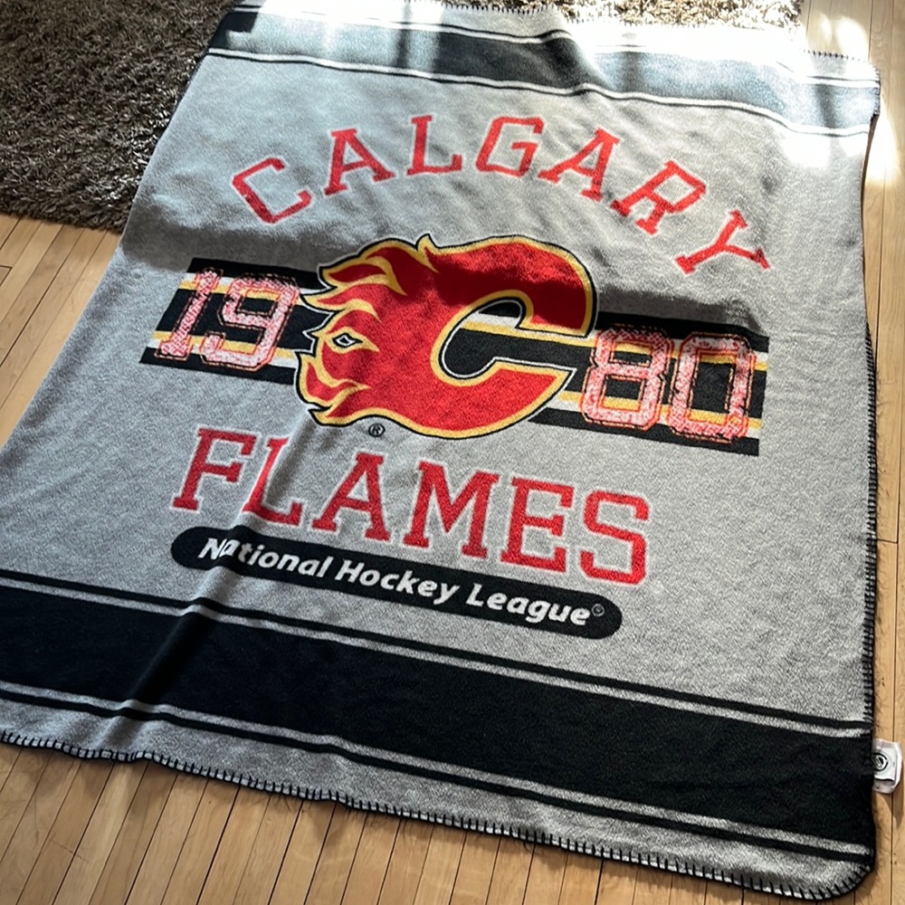 🎉5/$25🎉 NHL Calgary Flames/Fleece Throw/ used condition/see note